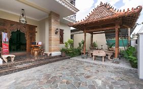 RedDoorz Syariah near Exit Toll Banyumanik